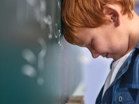 Simptome de alarmă la copilul școlar, sugestive pentru TSA